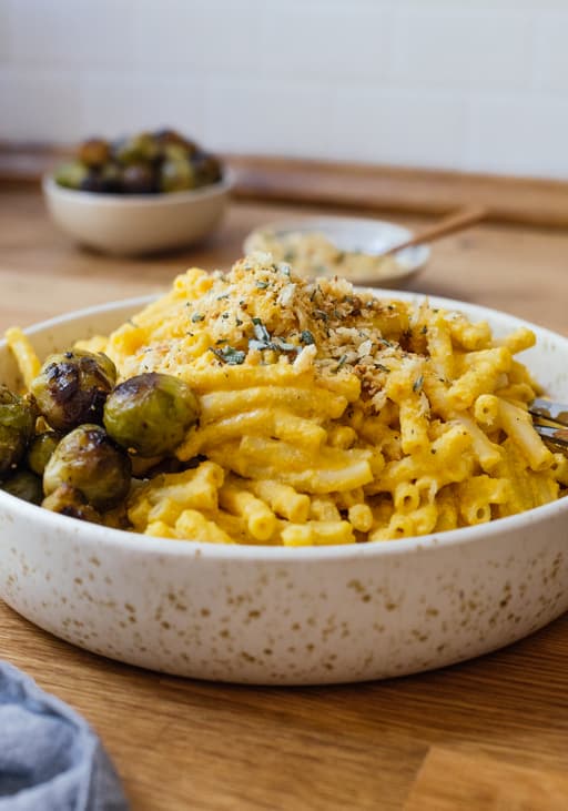 Vegane Kürbis-Mac'n'Cheese mit gebackenem Rosenkohl
