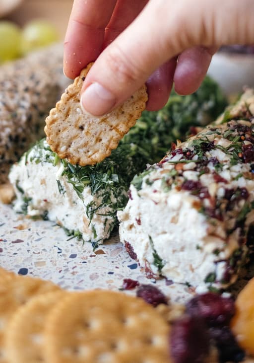 Selbstgemachte vegane Frischkäse-Rollen
