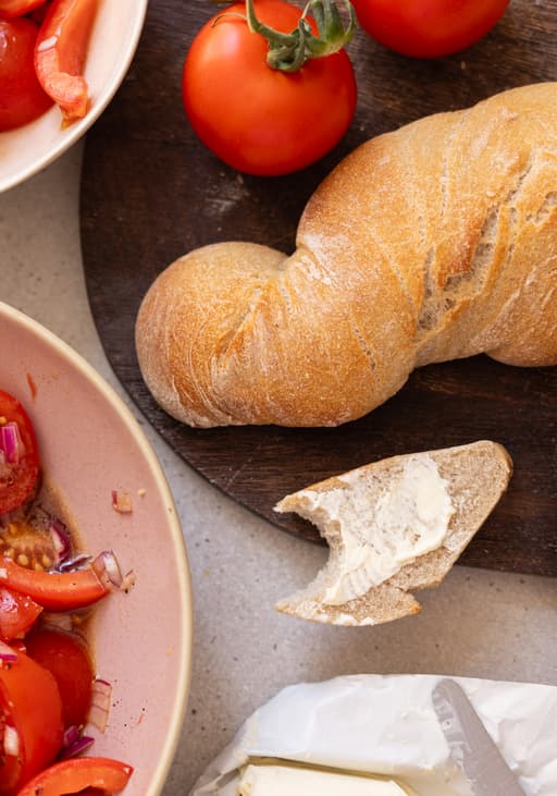 Wurzel-Baguette aus Sauerteig mit Tomatensalat