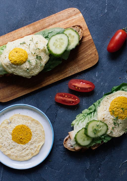 „Strammer Max“ (dark bread with vegan fried egg)
