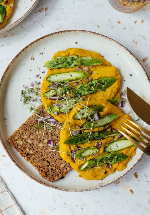 Veganes Omelett aus Seidentofu (mit grünem Spargel)