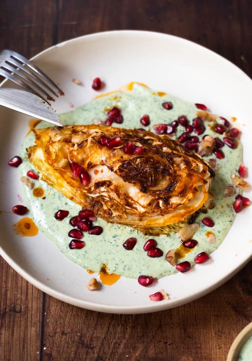 Gebackener Spitzkohl auf Kräuterjoghurt mit Walnuss-Granatapfel-Topping