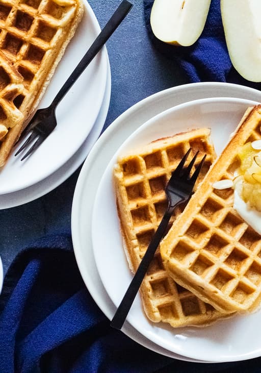 Vegane Hafer-Waffeln mit Apfel-Birnen-Kompott