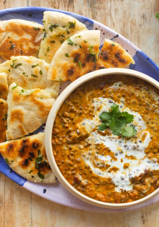 Veganes Dal Makhani mit Knoblauch-Käse-Pita