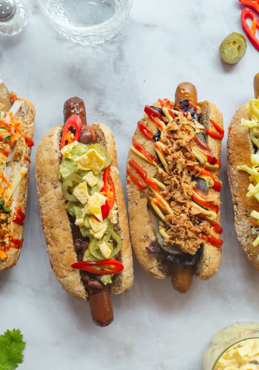 Vegane Grillwürstchen im Brot: 4 Topping-Rezepte für den Grillabend