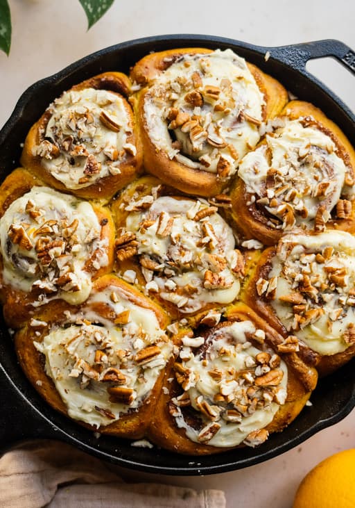 Vegane Kürbisschnecken mit Orangen-Buttercreme und Pekannüssen