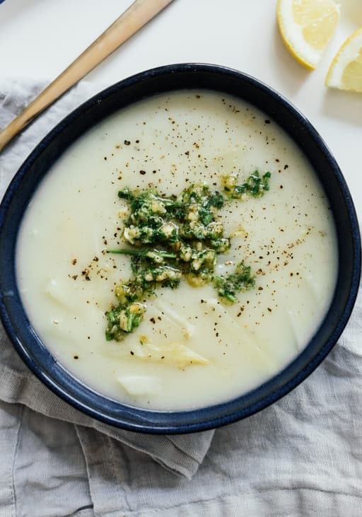 Vegane Spargelsuppe mit Haselnuss-Petersilien-Topping