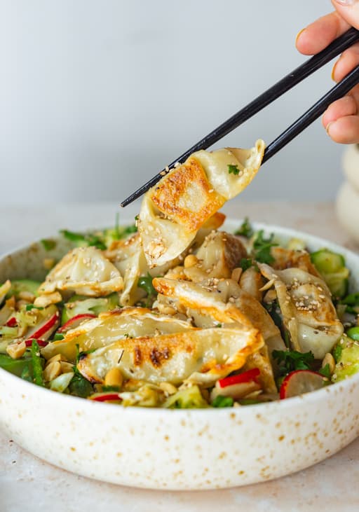 Knuspriger Dumpling Salat mit Currydressing