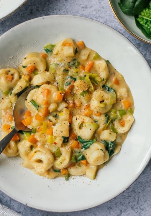 Vegane Tortellini-Suppe