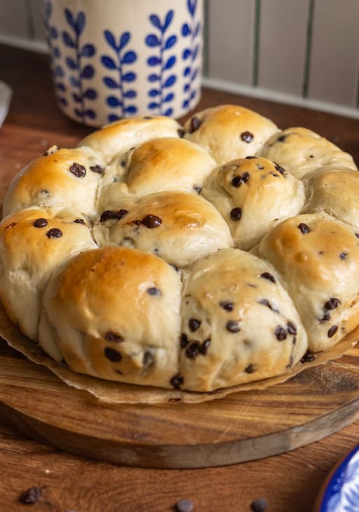 Vegane Milchbrötchen mit Schokolade oder Rosinen