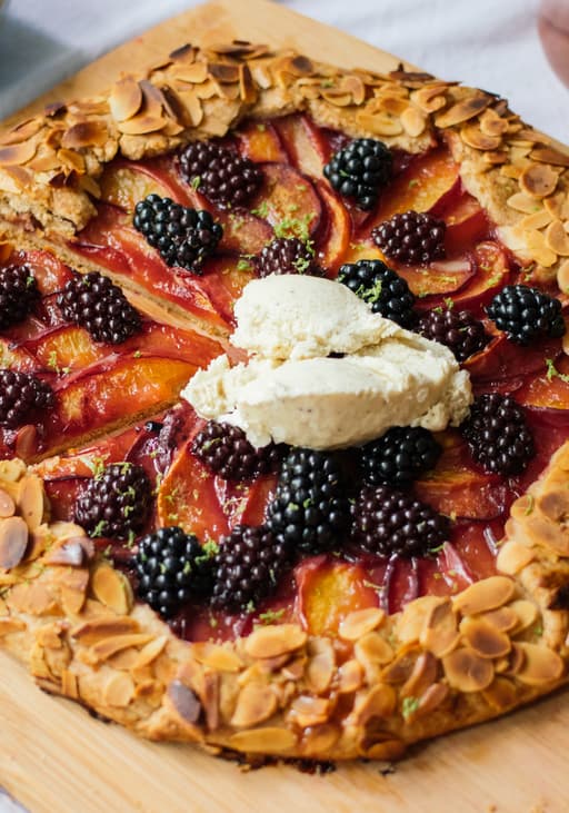 Vegane Galette mit Nektarinen, Pflaumen und Brombeeren