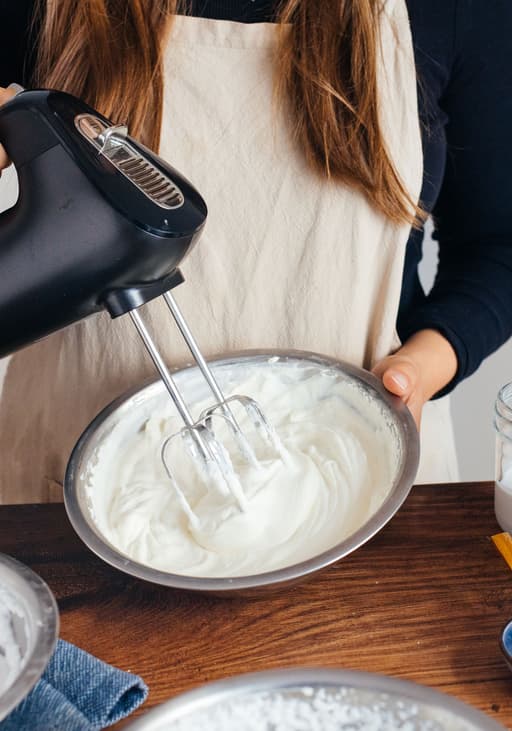 Vegane Sahne aufschlagen: Die besten Produkte, Tipps & Rezepte