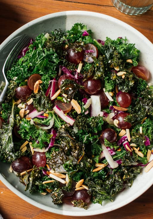 Veganer Grünkohlsalat mit Sesamdressing und knusprigen Grünkohl-Chips