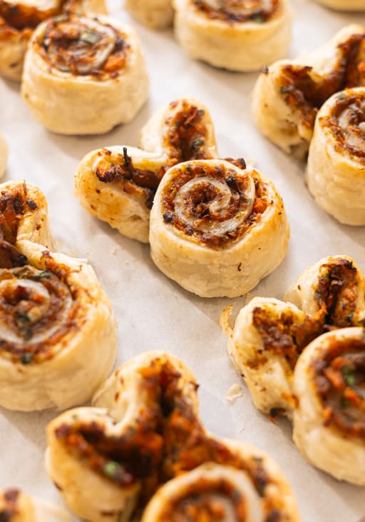 Vegane Blätterteig-Hasen mit Zwiebel-Pilz-Füllung