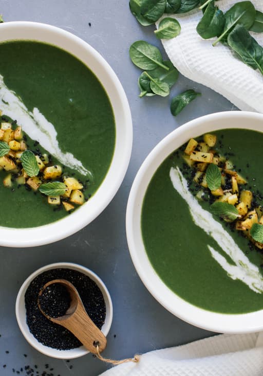 Spinach soup with mint and crunchy potato topping