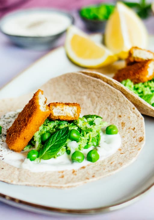 Vegane Fischstäbchen-Tacos mit Erbsen-Minz-Püree