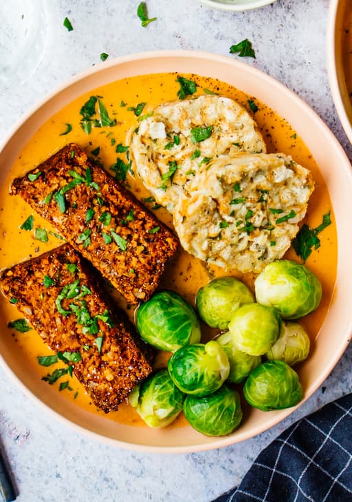 Veganer Nussbraten mit Serviettenknödeln und Zwiebel-Sahne-Soße