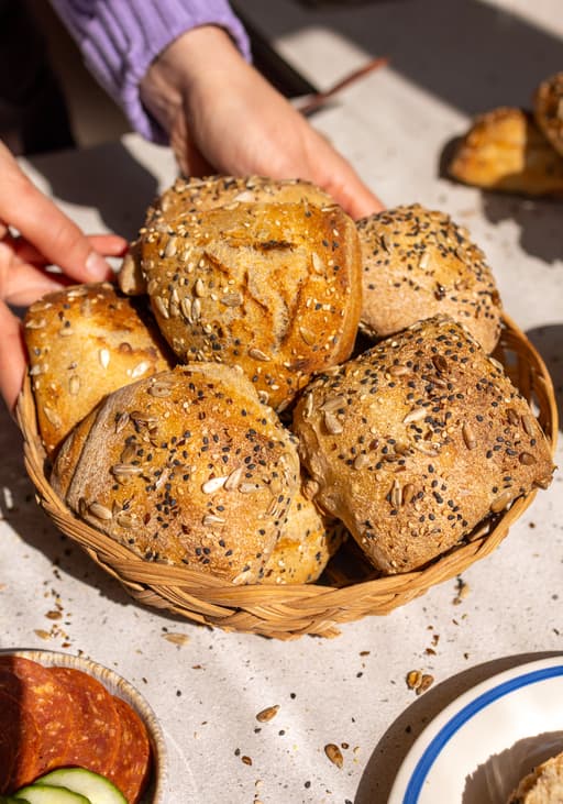 Einfache Sauerteigbrötchen über Nacht