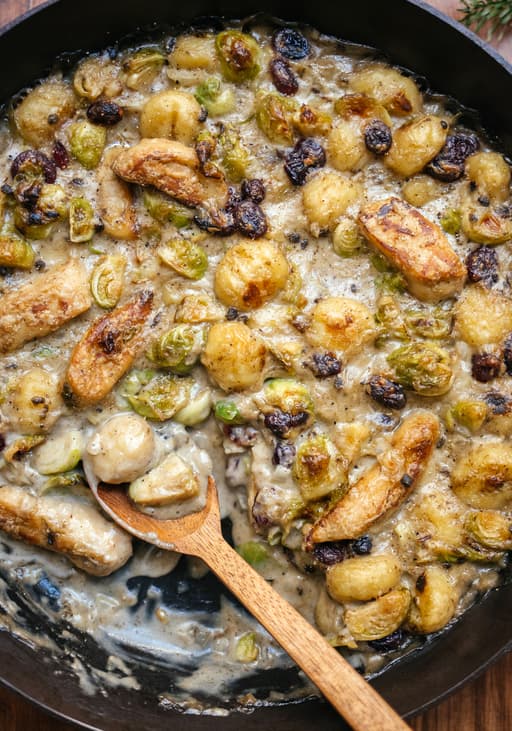Gnocchi-Pfanne mit Rosenkohl und veganen Filets