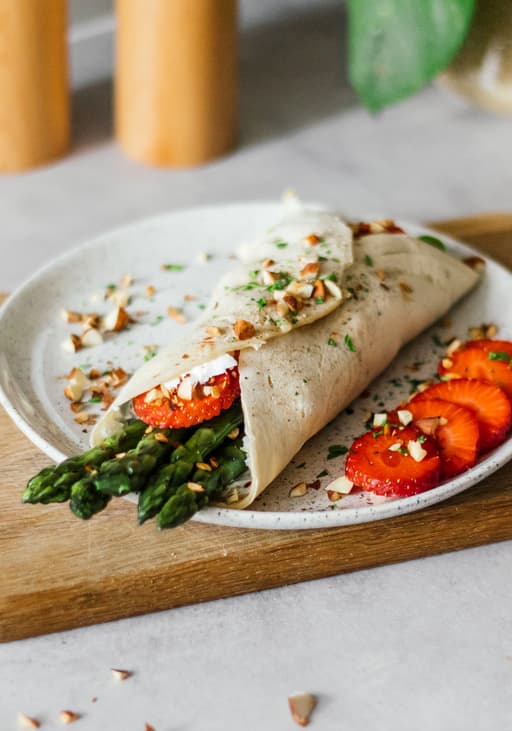 Vegane Pfannkuchen mit Spargelfüllung