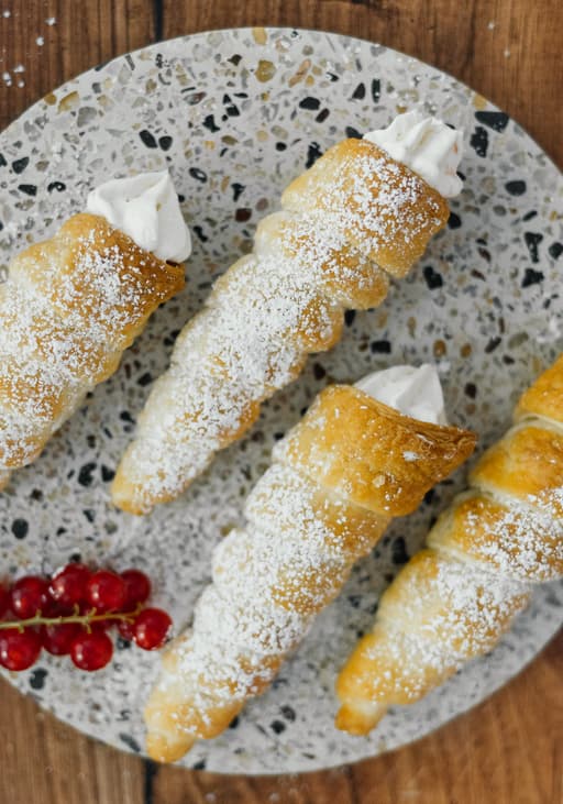 Vegane Schillerlocken mit roten Johannisbeeren
