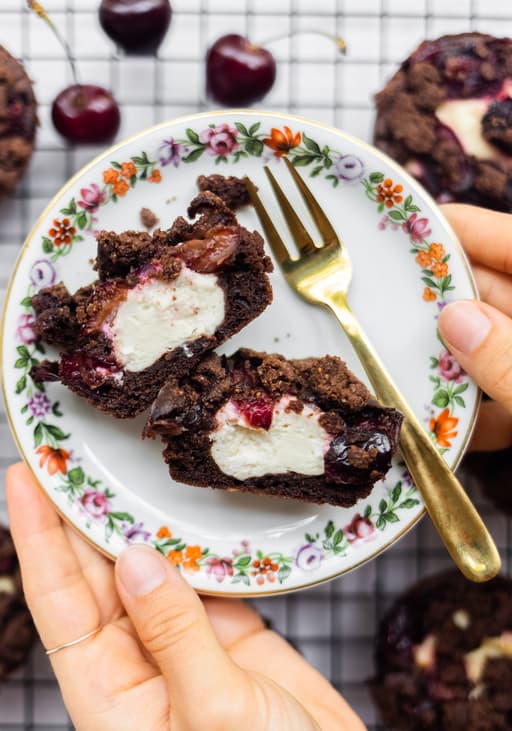 Vegane Schoko-Kirsch-Muffins mit Cheesecake-Füllung