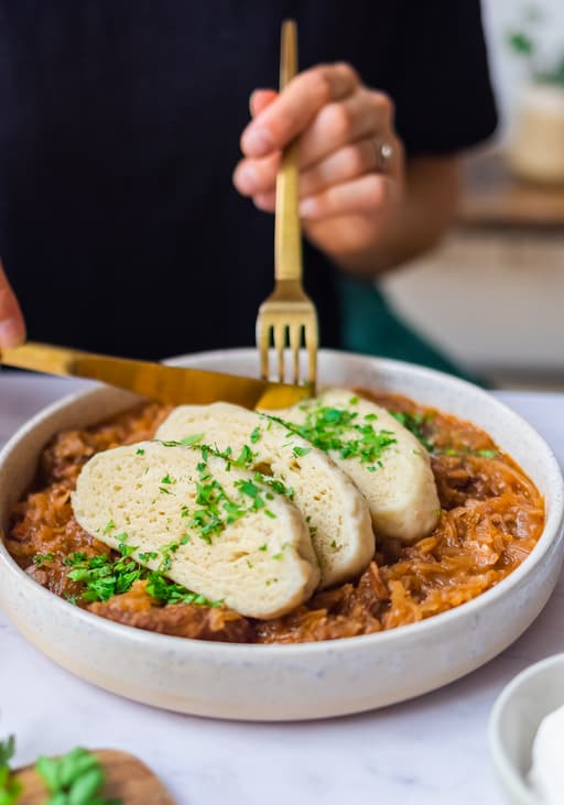 Vegane Böhmische Knödel mit Szegediner Gulasch