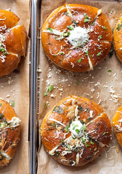 Vegane Frischkäsebrötchen mit Knoblauchbutter