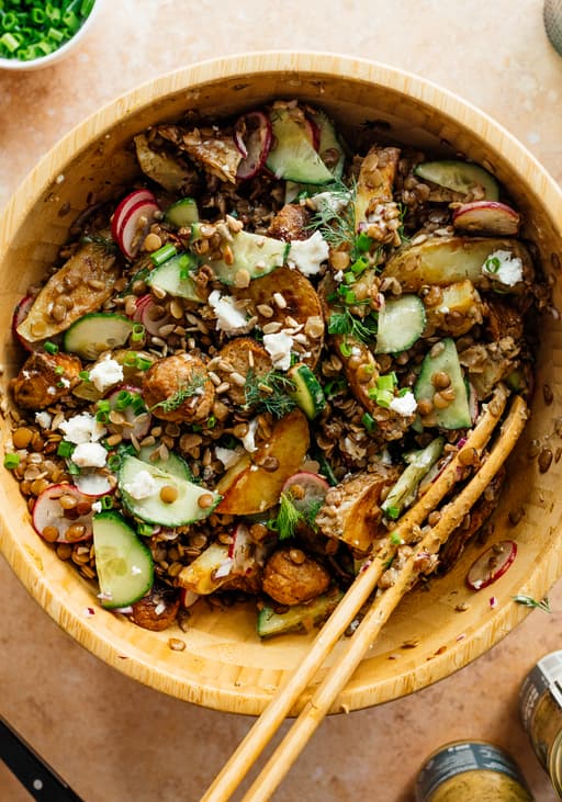 Veganer Kartoffelsalat mit Linsen & Senf-Dill-Soße
