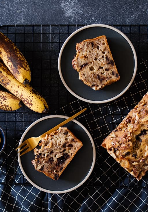 Vegan, simple banana bread with walnuts & chocolate