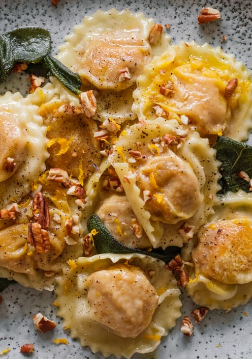 Vegane Kürbis-Ravioli in Salbei-Butter mit Pekannüssen