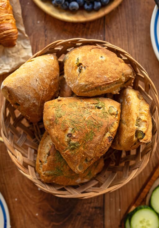 Selbstgebackene Sonntagsbrötchen mit Gewürzgurken und Dill