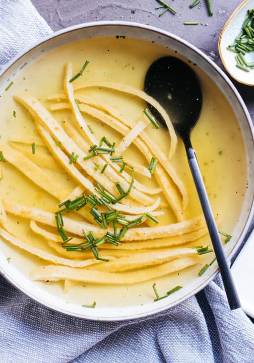 Vegane schwäbische Flädlesuppe