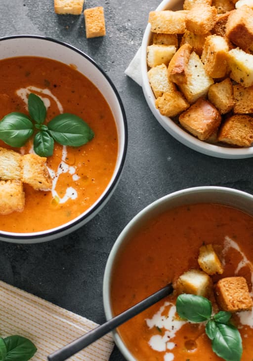 Tomatensuppe aus dem Ofen mit knusprigen Kräuter-Croûtons