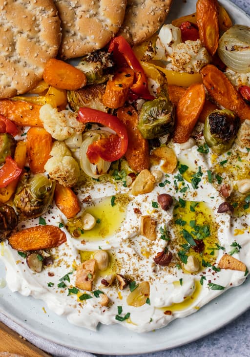 Herbstliches Ofengemüse mit veganem Labneh