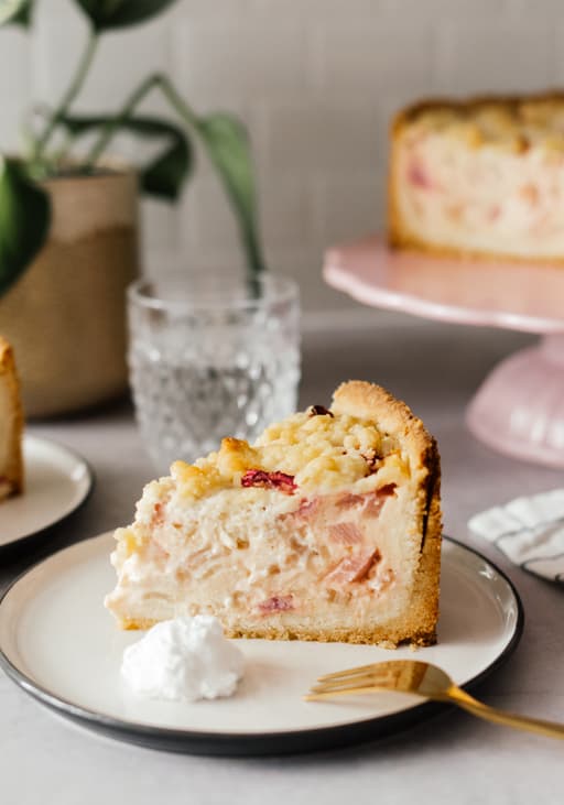 Vegan Rhubarb Crumble Cheesecake