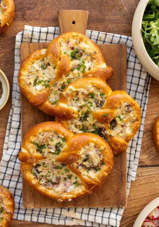Gefüllte Kraut-Brezeln mit Kräuterquark-Dip und knackigem Radieschensalat