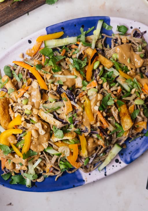 Soba „Sommerrollen“-Salat mit Tofu und Erdnussdressing