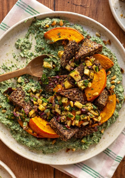Kürbis und Tempeh aus dem Ofen mit würzigem Rahmspinat und Mango-Salsa