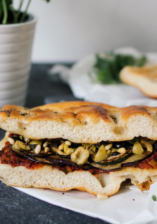 Veganes Focaccia Caponata Sandwich