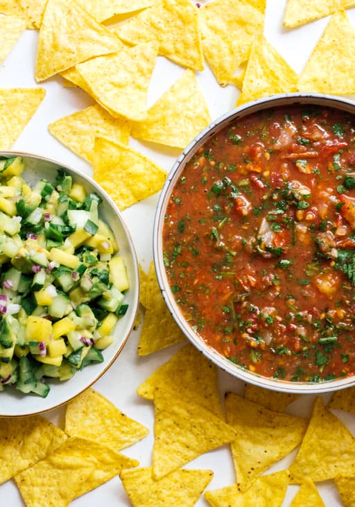 Tomaten- und Mango-Salsa mit Tortilla Chips