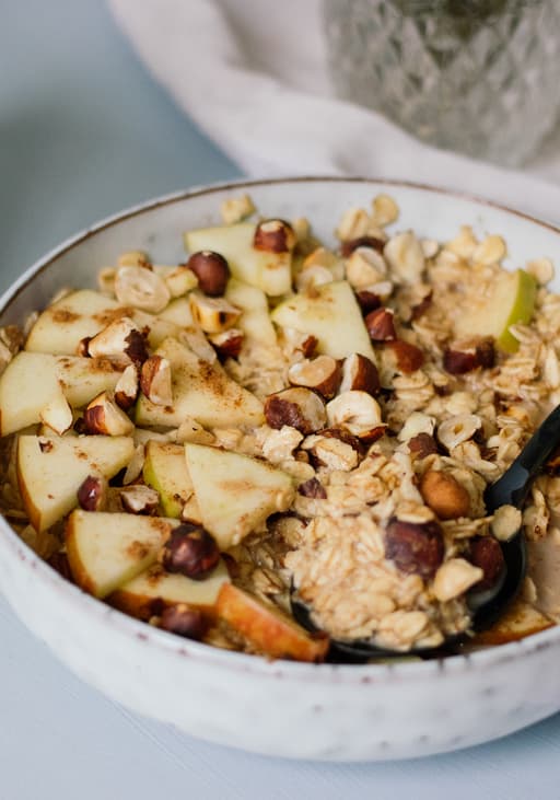 10 minutes: Oatmeal with Apple & Hazelnut