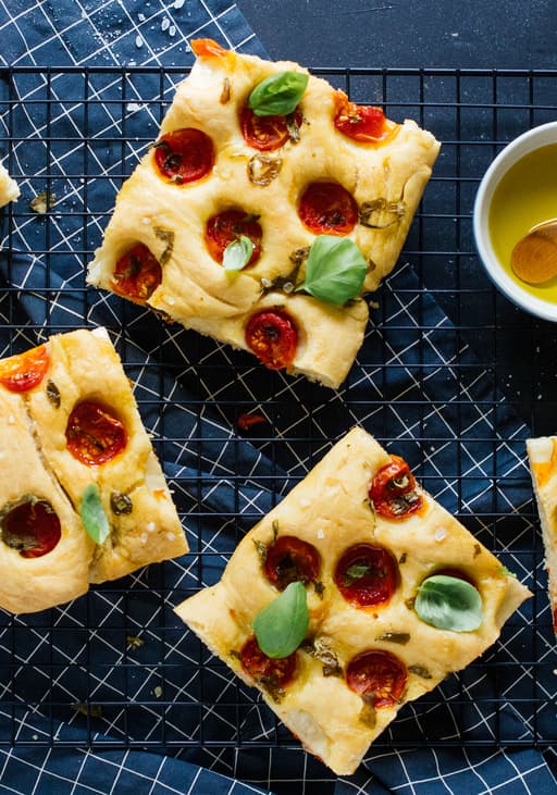 Vegane Focaccia mit Tomaten & Basilikum