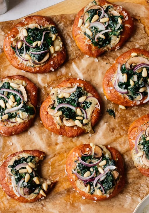 Vegane Brezel-Mini-Pizza mit Spinat