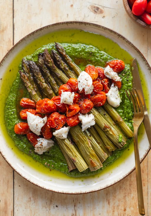 Gebackener grüner Spargel Caprese-Style