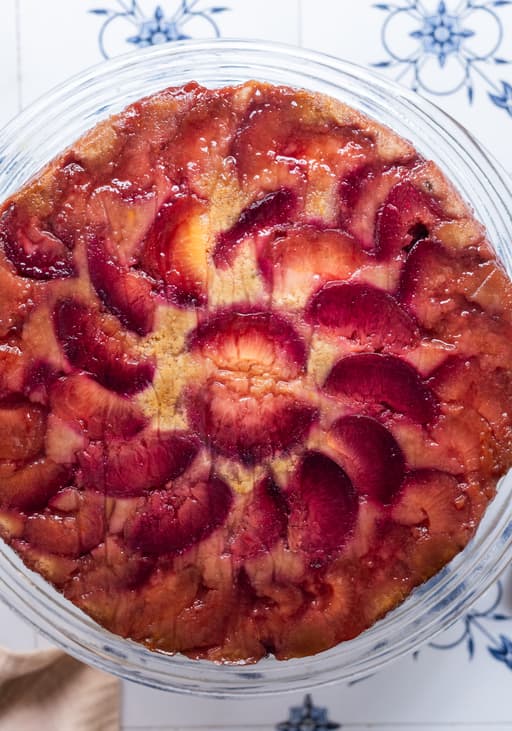 Veganer Upside-Down-Cake mit Pflaumen