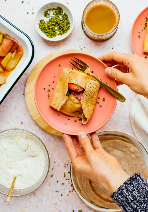 Vegane Buchweizen-Galette mit Rhabarber
