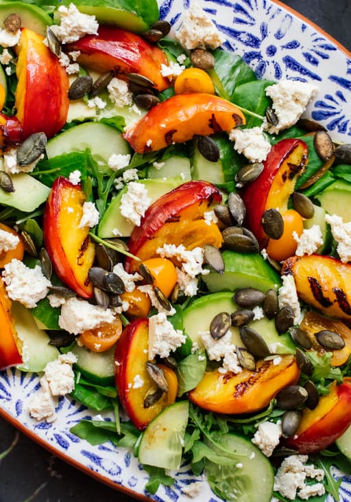 Sommersalat mit gegrilltem Pfirsich
