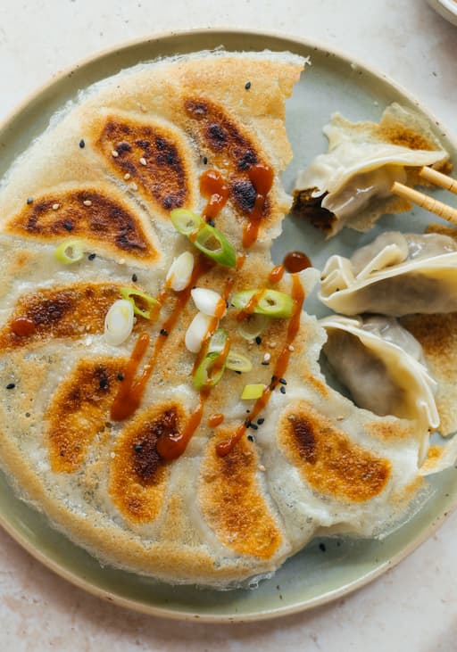 Vegane Gemüse-Teigtaschen mit Knusperboden