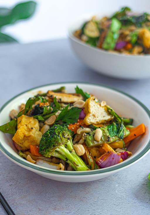 Schnelle One Pot Udon-Nudeln mit Ingwer-Gemüse und Tofu